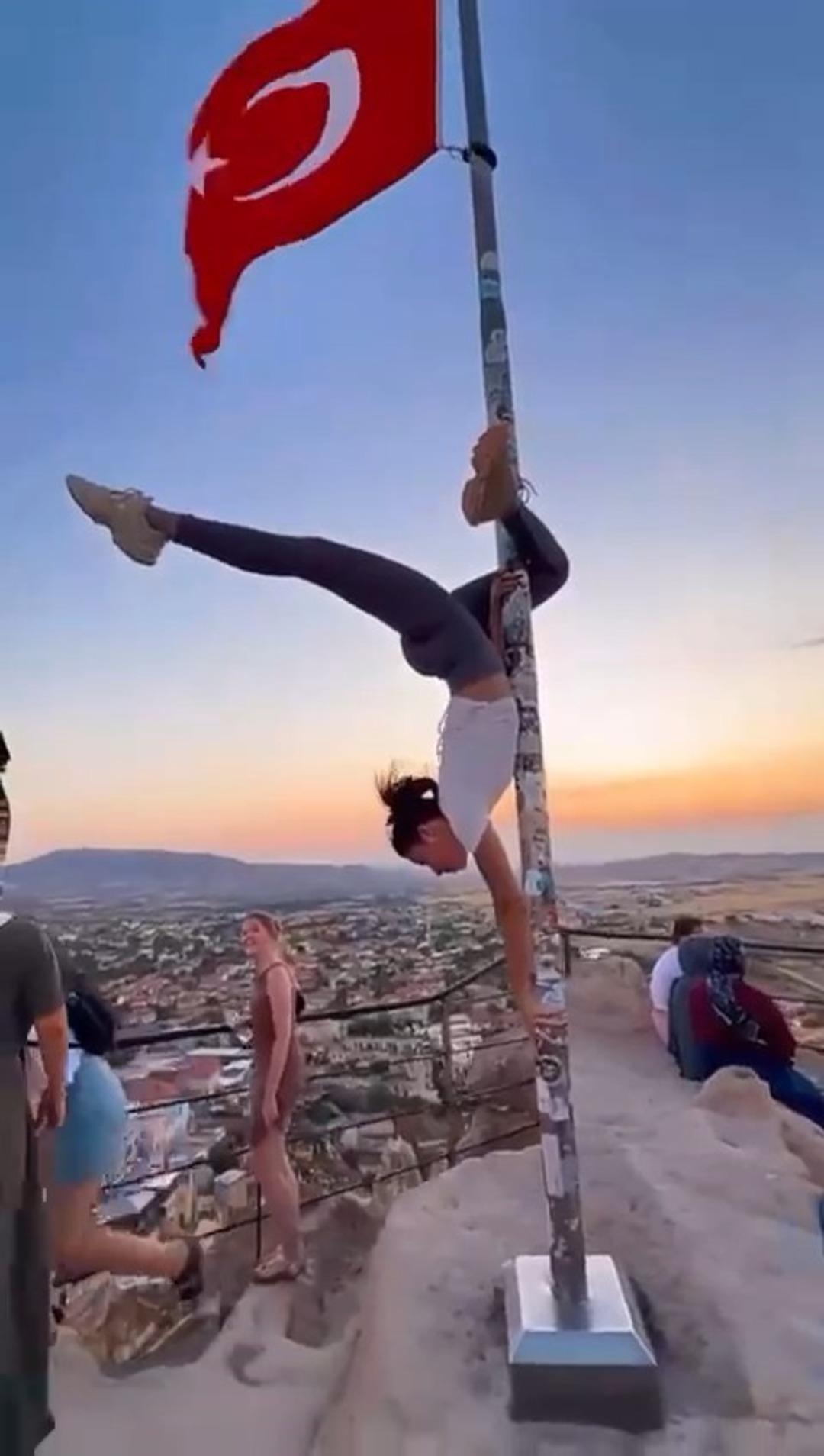 Turistin bayrak direğinde yaptığı dans infiale neden oldu! Tepkiler gecikmedi, Valilik hemen devreye girdi 3