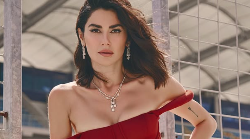 Nesrin Cavadzade tatilin keyfini sürüyor! Bikinili pozlarını peş peşe yayınladı