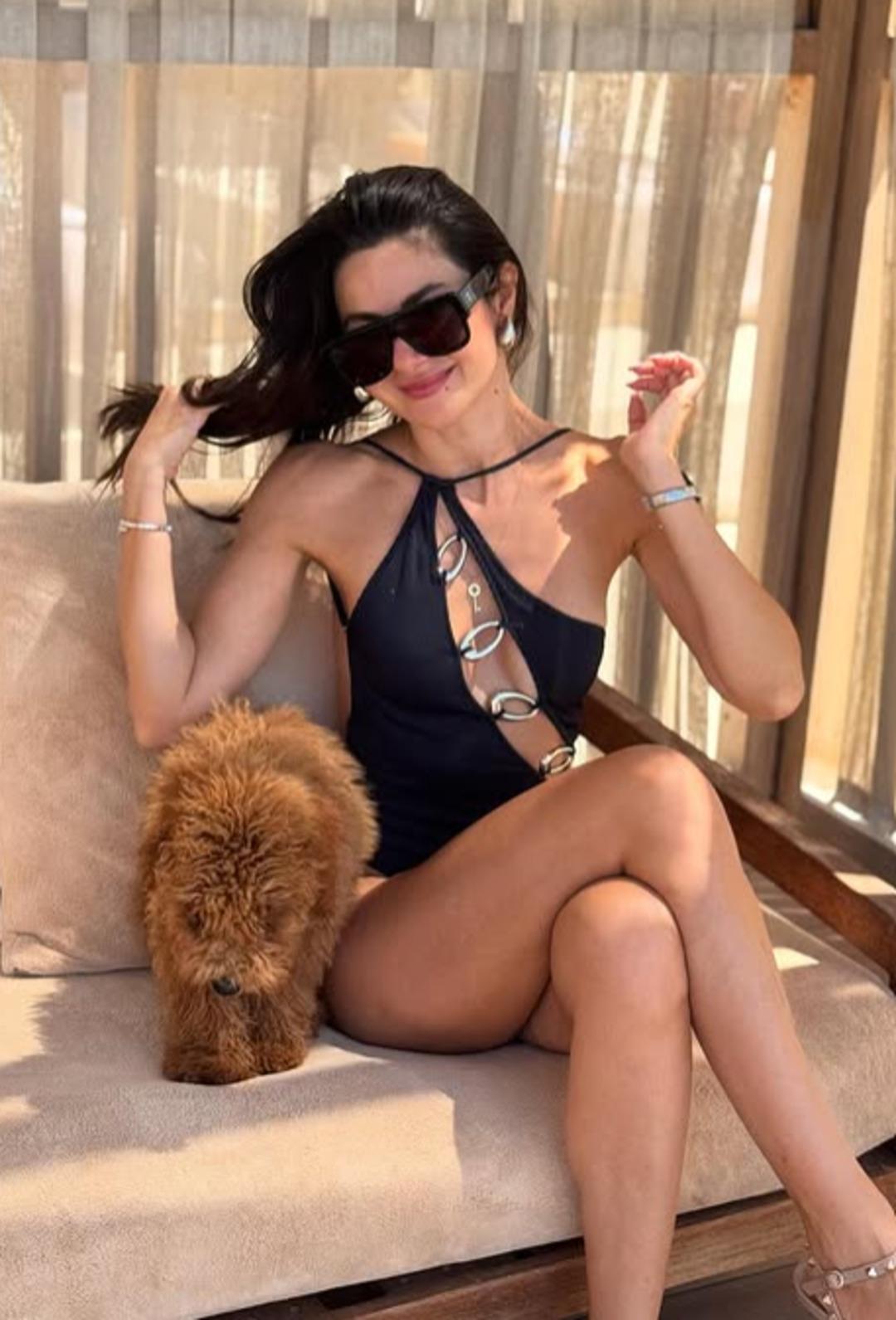 Nesrin Cavadzade tatilin keyfini sürüyor! Bikinili pozlarını peş peşe yayınladı 4