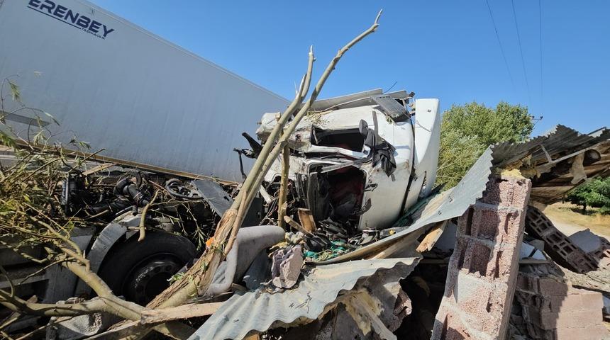 Adilcevaz'da meyve suyu yüklü tır devrildi: Sürücüsü yaralı olarak hastaneye kaldırıldı