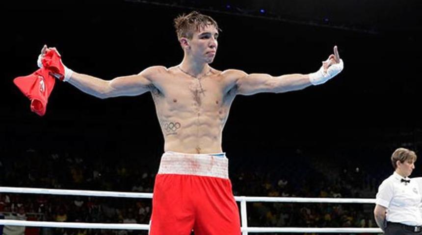  İrlandalı boks&ouml;r &ccedil;ıldırdı, hakeme orta parmağını g&ouml;sterdi