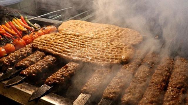 Adana kebabı uyarısı! Kebapta karbonat, ekmek hilesine dikkat: Eğer kıyma dağılmıyorsa, art niyet ararım” Adana kebabı nasıl olmalıdır?