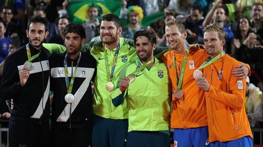 Erkekler plaj voleybolunda altın madalya Brezilya'nın
