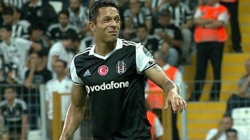 Beşiktaş'ın yeni transferi Adriano sakatlandı