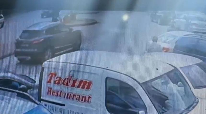 Otomobil ile motosikletin çarpıştığı kaza kamerada: 1 yaralı