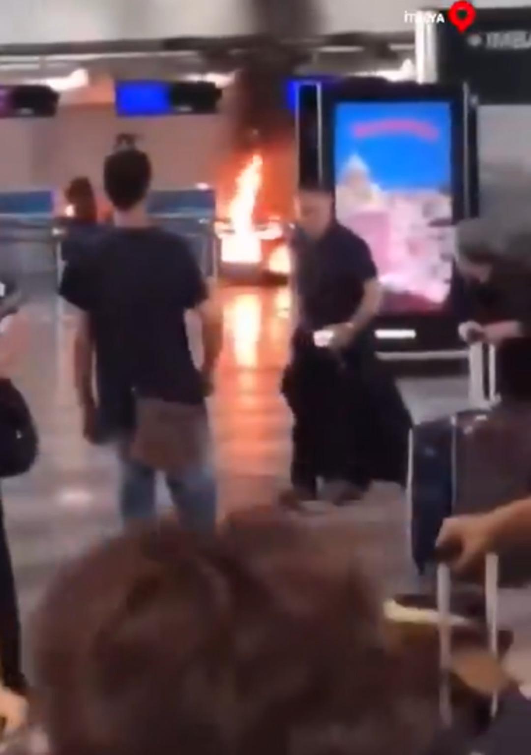 İtalya Havalimanı nda panik anları: Çöp kutusunu yakıp ekranları parçaladı! 1