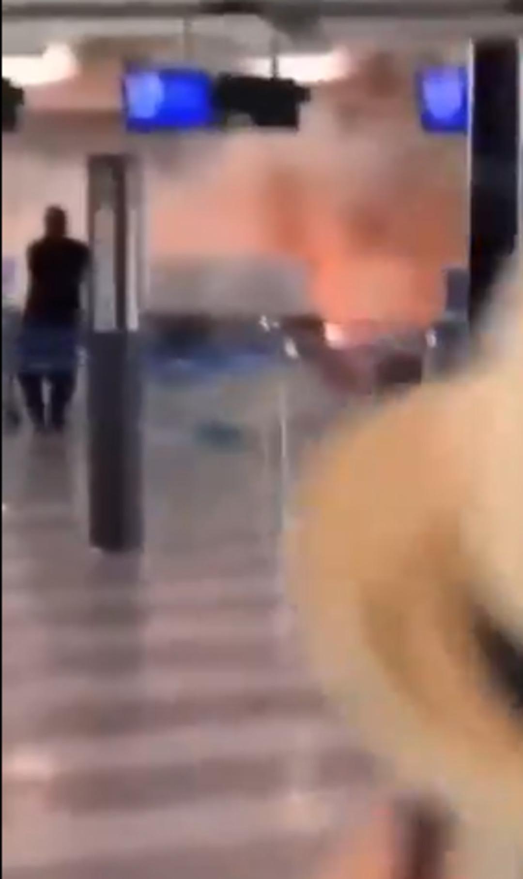 İtalya Havalimanı nda panik anları: Çöp kutusunu yakıp ekranları parçaladı! 3