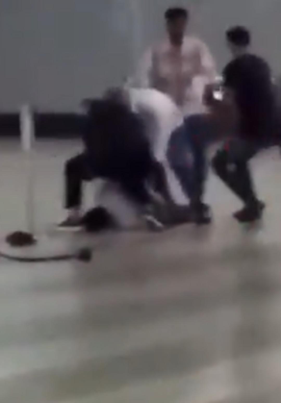 İtalya Havalimanı nda panik anları: Çöp kutusunu yakıp ekranları parçaladı! 2