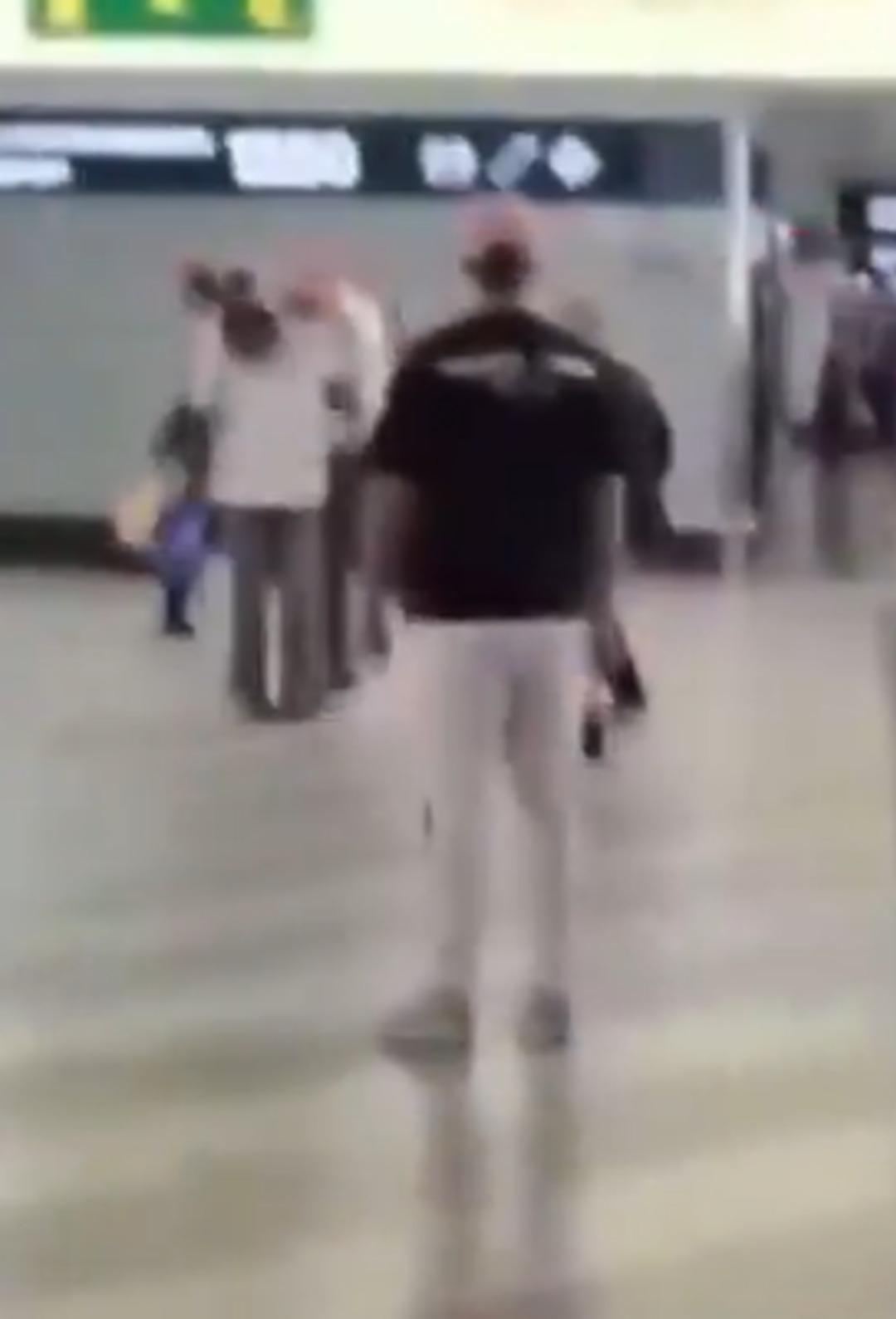 İtalya Havalimanı nda panik anları: Çöp kutusunu yakıp ekranları parçaladı! 4