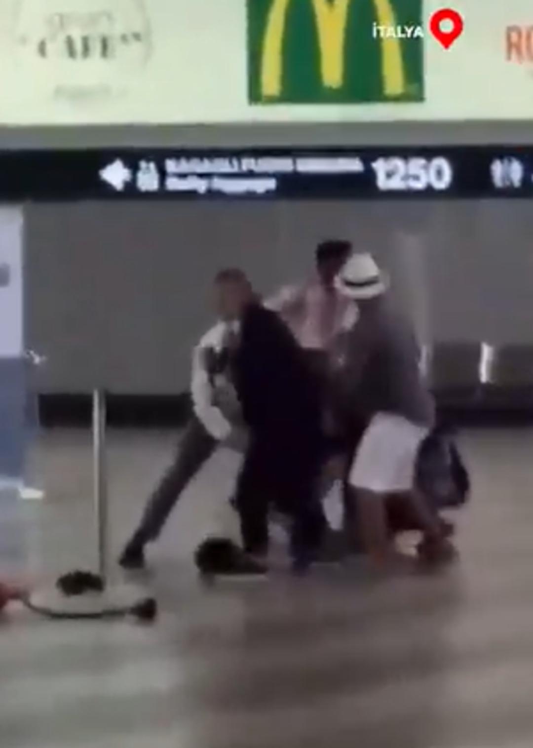 İtalya Havalimanı nda panik anları: Çöp kutusunu yakıp ekranları parçaladı! 5