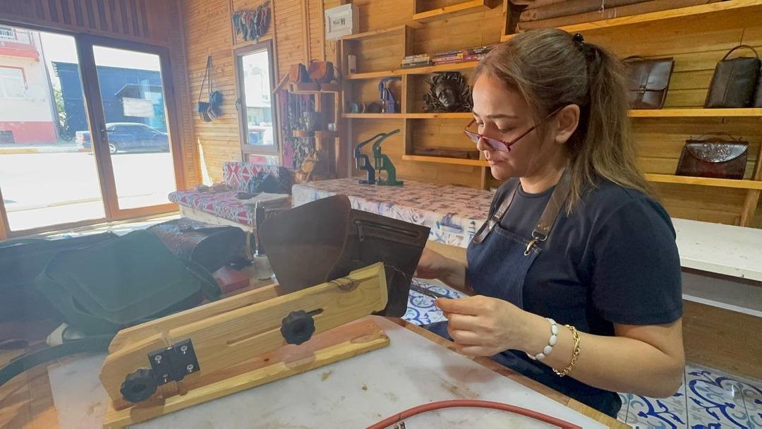 Çıraklıktan ustalığa... Isparta lı kadın deri sanatında ilham kaynağı oldu: "Pes etmeyin, çabalayın, var olun" 2