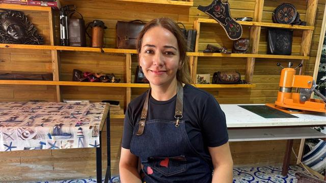 Çıraklıktan ustalığa... Isparta'lı kadın deri sanatında ilham kaynağı oldu: Pes etmeyin, çabalayın, var olun