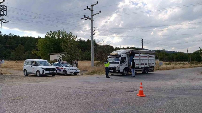 Uşak’ta hayvan sağlığı için yol denetimleri sürüyor