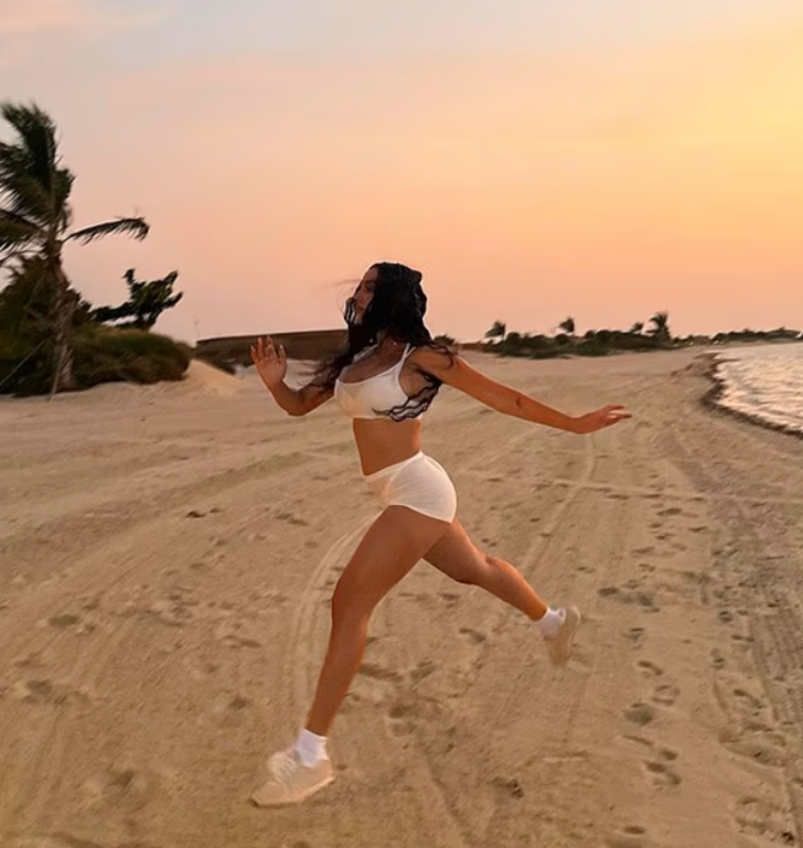 Ronaldo'nun sevgilisi Georgina Rodriguez beyaz mini şort-sütyen kombiniyle olay oldu G1