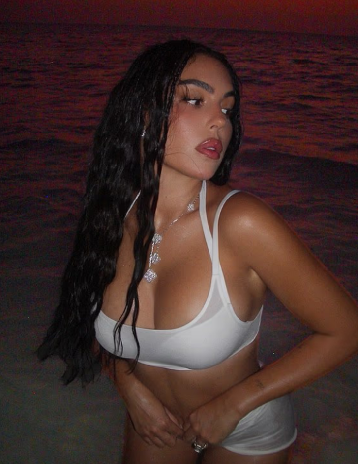 Ronaldo'nun sevgilisi Georgina Rodriguez beyaz mini şort-sütyen kombiniyle olay oldu G2