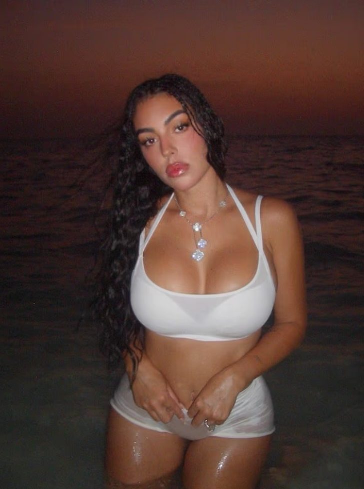 Ronaldo'nun sevgilisi Georgina Rodriguez beyaz mini şort-sütyen kombiniyle olay oldu G3