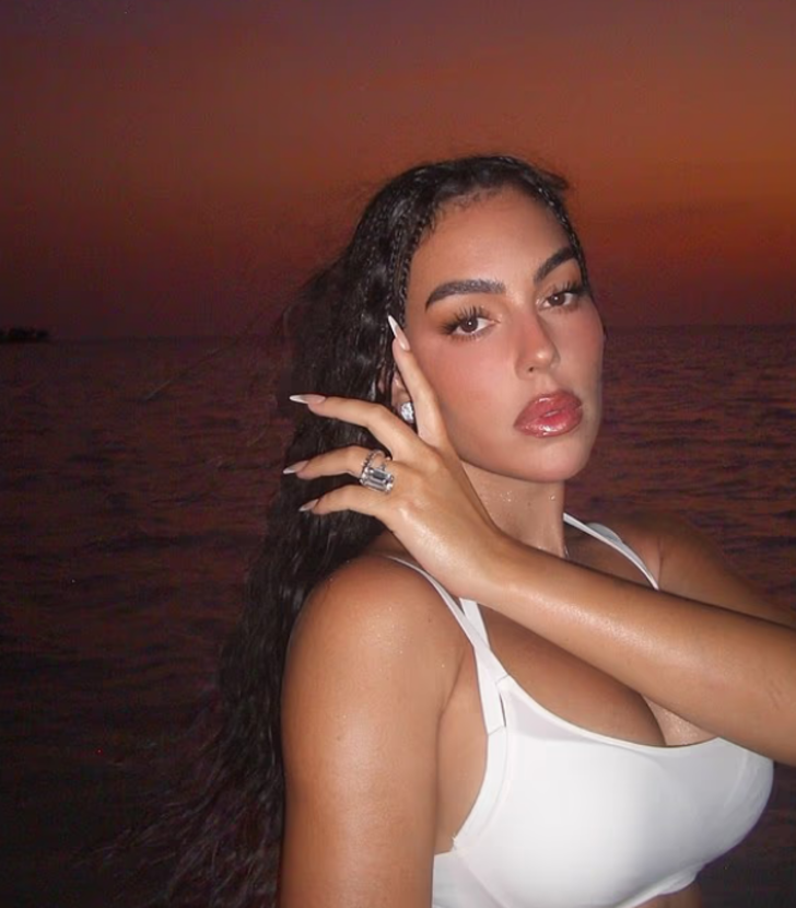 Ronaldo'nun sevgilisi Georgina Rodriguez beyaz mini şort-sütyen kombiniyle olay oldu G4