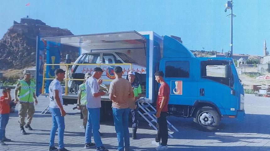 Kars’ta jandarmadan simülasyonlu emniyet kemeri uygulaması
