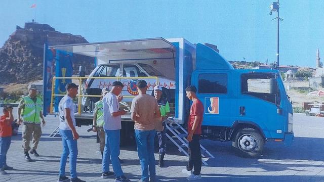 Kars’ta jandarmadan simülasyonlu emniyet kemeri uygulaması