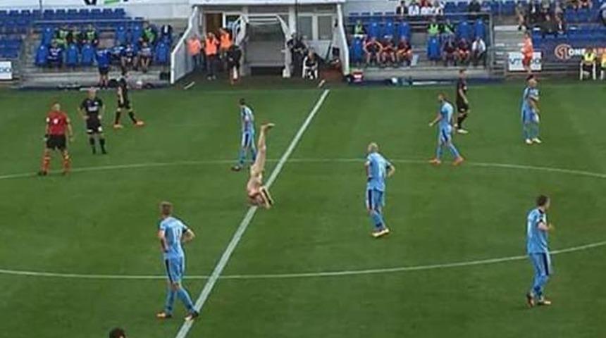 Eski futbolcu sahaya &ccedil;ıplak girip yoga yaptı