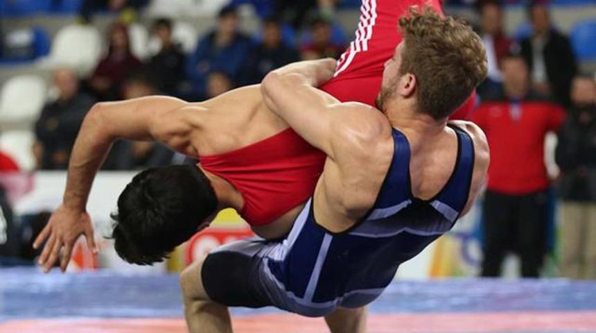 Gen&ccedil;ler D&uuml;nya G&uuml;reş Şampiyonası'nda iki g&uuml;m&uuml;ş madalya geldi