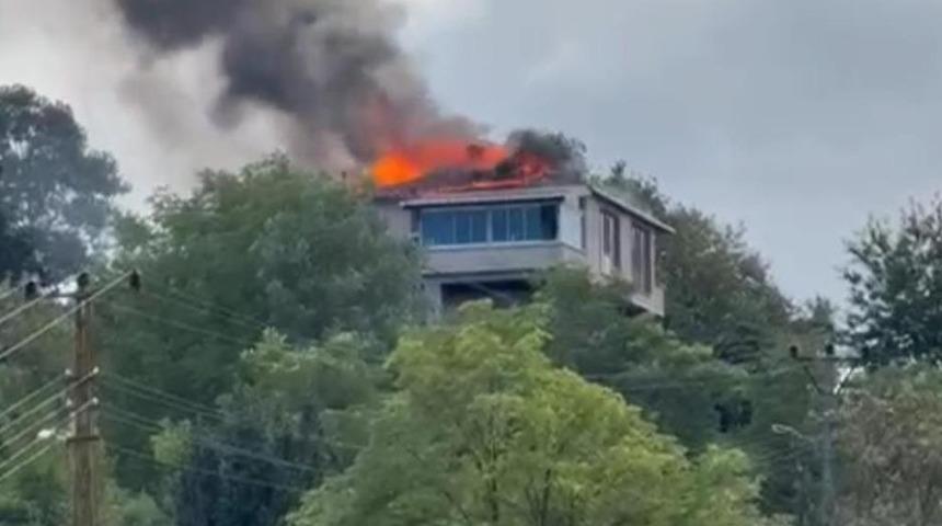 Rize’de çatı yangını korkuttu