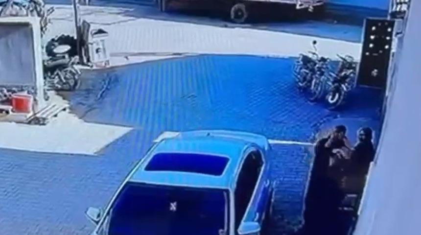 Kadınlar sokakta saç başa kavga etti