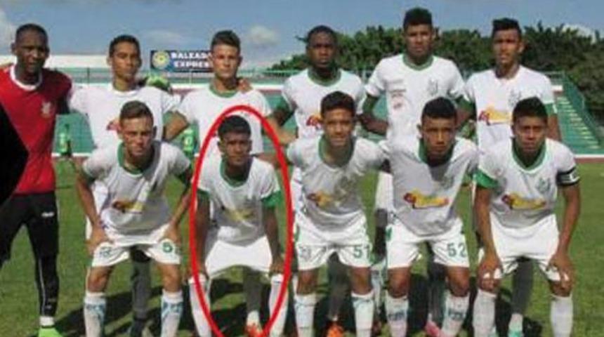 18'lik futbolcuyu d&ouml;verek &ouml;ld&uuml;rd&uuml;ler!