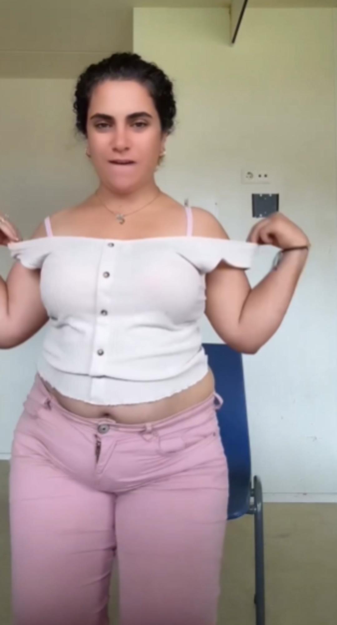 Videolar infial yarattı: Bakanlıkla iletişime geçildi! Çocuklarının gözü önünde müstehcen dans 1