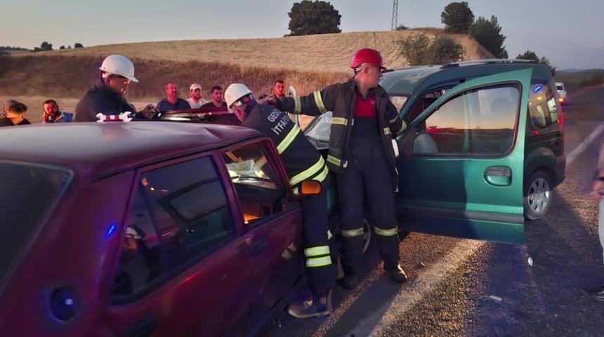 Kütahya'da 2 araç kafa kafaya çarpıştı! 2 ölü, 1 yaralı