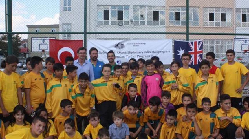 Bursaspor'un yıldızı Aziz Behich'den anlamlı ziyaret