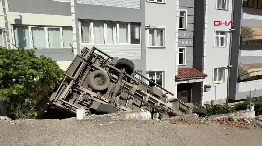 Karabük'te kamyonetin freni boşaldı! Apartmanın bahçesine düştü