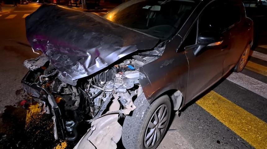 Kavşakta kaza yapan otomobil hurdaya döndü