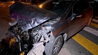 Kavşakta kaza yapan otomobil hurdaya döndü