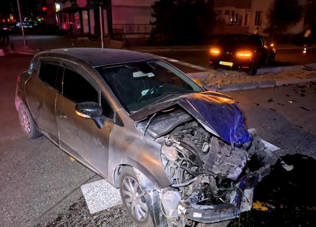 Kavşakta kaza yapan otomobil hurdaya döndü 1