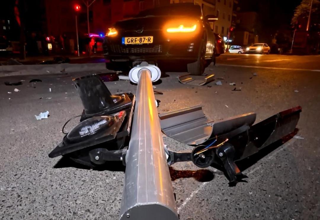 Kavşakta kaza yapan otomobil hurdaya döndü 2