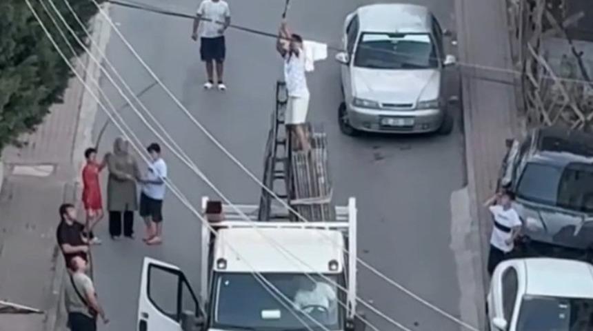 Elektrik kablosuna takılan güvercini kamyonetin kasasına çıkarak kurtardı