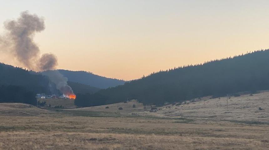 Bolu’da 2 yayla evi yangında küle döndü