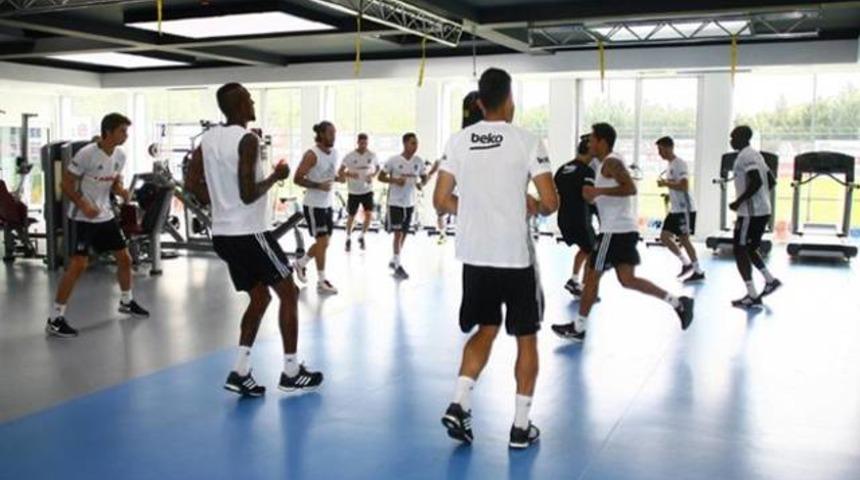 Beşiktaş u&ccedil;aktan iner inmez idmana koştu