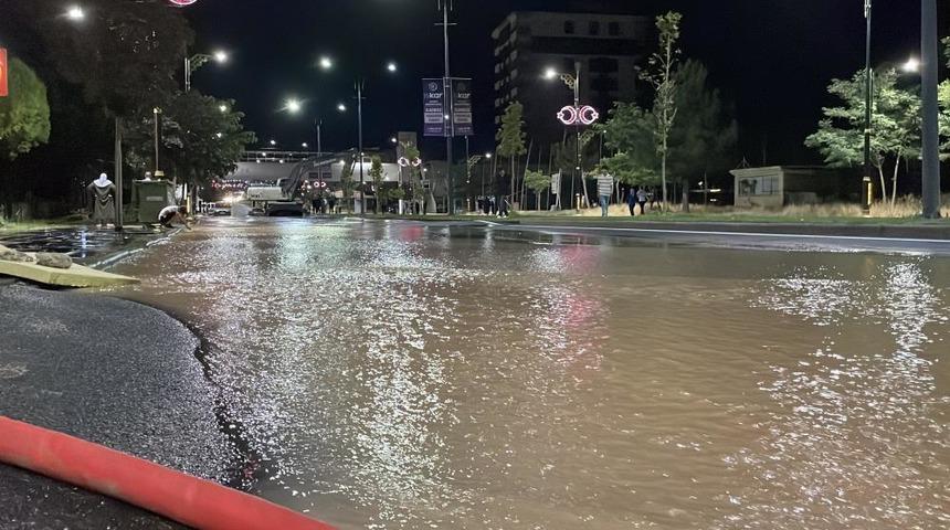 Sivas’ta ana hat su borusu patladı, belediye ekipleri müdahale etti