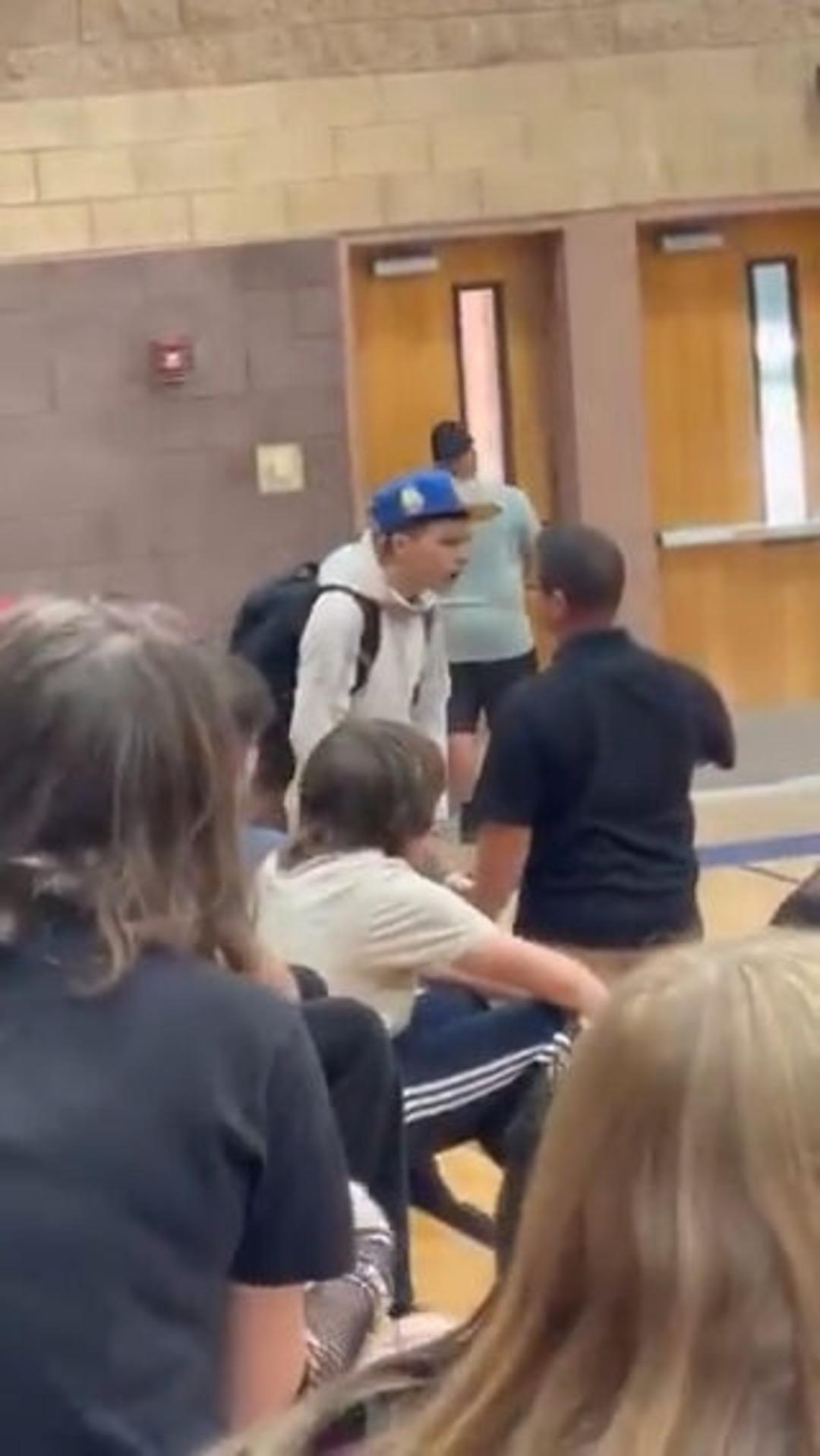 Herkesin önünde öğretmenine saldırdı! Güvenliğin müdahalesi olay oldu! 1