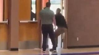 Herkesin önünde öğretmenine saldırdı! Güvenliğin müdahalesi olay oldu!