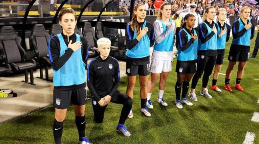 Milli marş sırasında diz &ccedil;&ouml;k&uuml;p protesto etti