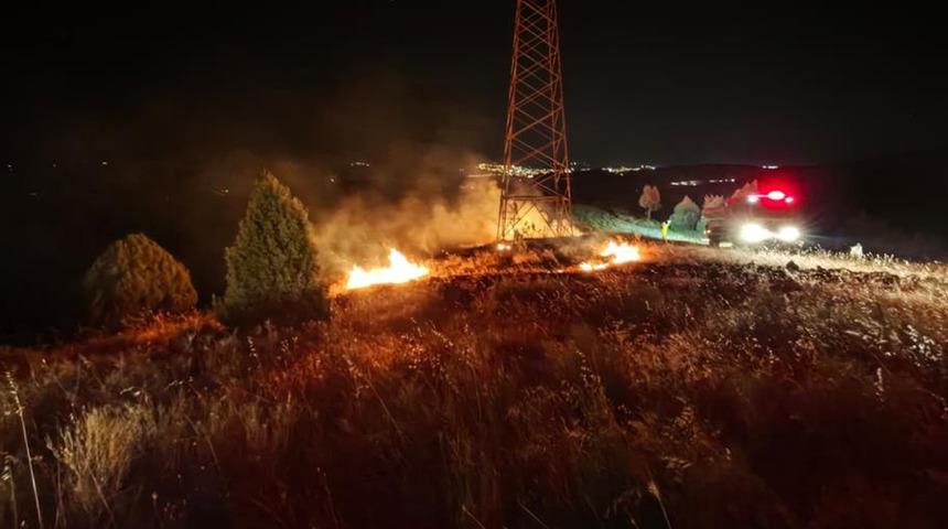 Y&uuml;ksek gerilim hattı altında &ccedil;ıkan yangın korkuttu