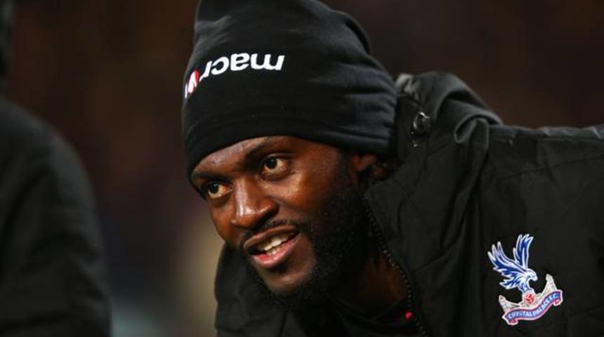 Adebayor, Lyon'la yaptığı g&ouml;r&uuml;şmede sigara yaktı
