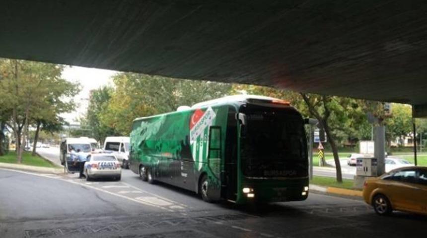 Bursaspor takım otob&uuml;s&uuml; yolda kaldı