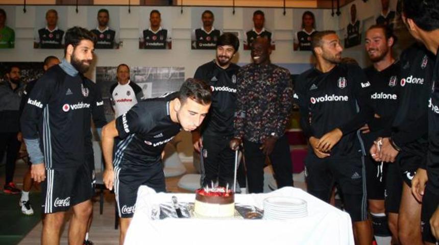 Oğuzhan Özyakup'a sürpriz kutlama