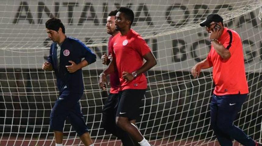 Antalyaspor ma&ccedil; yaparken Eto&rsquo;o antrenmana &ccedil;ıktı!