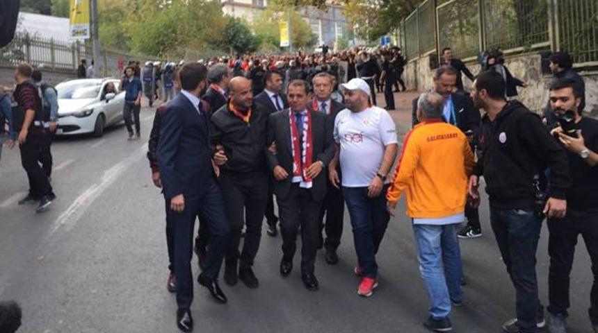 Dursun &Ouml;zbek taraftarla beraber y&uuml;r&uuml;d&uuml;