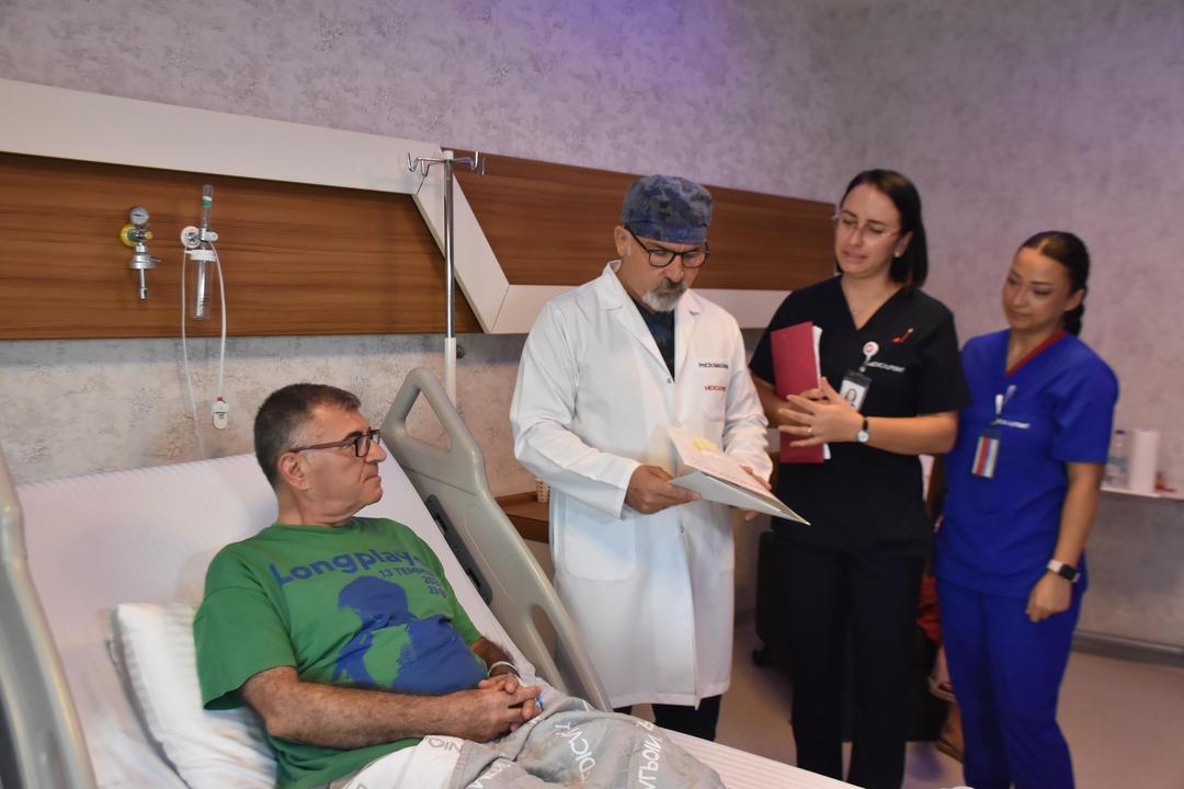 Fue al hospital quejándose de tos y sufrió el shock de su vida: ¡le quitaron un implante dental del pulmón!